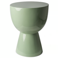 Table d'appoint en laque artisanale de haute qualité, finition artistique brillante, pièce d'accent unique pour les espaces contemporains