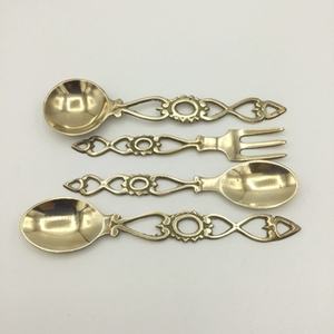 Ensemble de couverts en laiton de style vintage avec finition dorée, parfait pour les repas à la maison et les accessoires de vaisselle élégants - Product Image 2