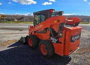 Chargeuse compacte KUBOTA SSV65 11 heures, cabine EROPS, chauffage et climatisation, écran avancé avec caméra, hydraulique auxiliaire à haut débit, chargeuse sur pneus - Product Image 3