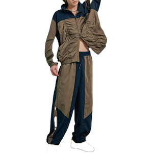 Ropa de mujer personalizada, conjunto corto y chaqueta para correr, chándal de dos piezas con cremallera, conjunto corto de chándal cortavientos de poliéster - Product Image 1