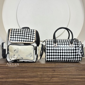 Mochila de Cuero Vacuno con Diseño Occidental a Cuadros y Bolso de Viaje de Cuero Genuino Hecho a Mano, Conjunto Combinado Unisex - Product Image 1