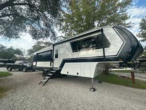 Remolque de Quinta Rueda Z 3100 para RV Disponible + Envío Gratis - Product Image 1