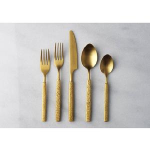 Cubiertos de color plateado nuevo con MANGO de diseñador de color dorado Juego de cubiertos de 5 piezas de hotel de acero inoxidable de metal personalizado en venta completa - Product Image 4