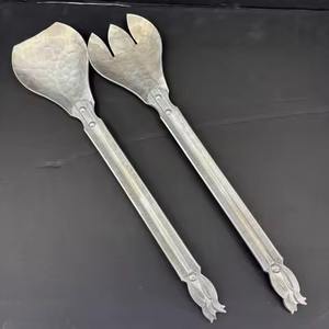 Juego de servidor de ensalada de metal hecho a mano de calidad premium para una experiencia de comedor y servicio de cocina moderna - Product Image 1