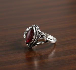 Anillo Hecho a Mano con Engaste de Bisel Clásico de Granate Marquesa en Plata de Ley 925 - Product Image 3