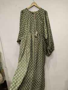 Robe Abaya à manches longues avec cordon de serrage ajustable à la taille pour femmes musulmanes, robe maxi élégante imprimée et brodée, robe modeste - Product Image 4