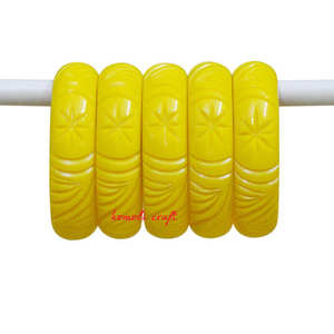 Brazalete de resina amarilla vintage con detalles tallados, joyería de reproducción antigua para mujer en estilo clásico - Product Image 2