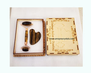 Masseur d'oeil de tigre de pierres précieuses et ensemble de GuaSha avec boîte en bois personnalisée Masseur de visage en pierre de cristal de qualité supérieure Original - Product Image 1