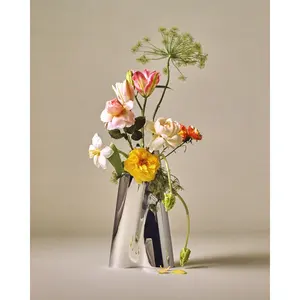 Elegante Florero de Metal Contemporáneo para Decoración de Mesa de Consola de Sala de Estar, Florero Ecológico de Zahid Exports - Product Image 2