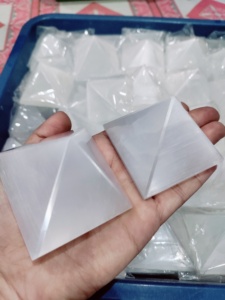 Selenita-Pirámide de cristal, piedra Natural de selenita, ágata, pirámide de piedras preciosas curativas de Reiki, venta al por mayor - Product Image 5