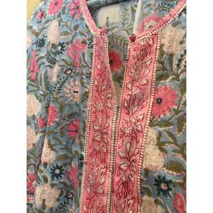 Robe Kurta décontractée en coton à silhouette ample BHOPALI, en mousseline bleu ciel avec imprimé floral et taille naturelle - Product Image 2