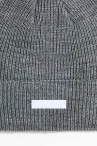 Gorro de Invierno Cálido de Punto Acanalado Azul con Logotipo Personalizado de Alta Demanda, Gorro Unisex con Dobladillo y Pequeño Aplique de Tela - Product Image 5