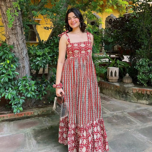 Ensemble Kurtis pour femmes en rayonne lourde de créateur élégant et exquis avec quatre détails de travail imprimés sur les côtés pour une tenue de festival parfaite - Product Image 1