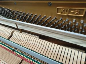 Piano Vertical Mecánico de Segunda Mano KAWAI KU2 Hecho en Japón, Excelente Calidad de Sonido - Product Image 5