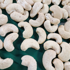 Prêt à expédier Santigo Noix de cajou Noyau de cajou W320 Kaju Badam OEM, ODM Emballage - Product Image 1