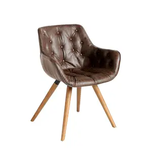 ウォールナット色の無垢材の脚を備えたレザーレットで布張りされた豪華でモダンなデザインの椅子