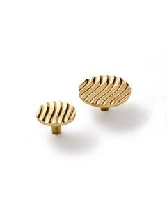 Poignée de porte en laiton poli élégante, idéale pour les portes de maisons contemporaines et les améliorations de thème intérieur élégantes - Product Image 6