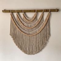 Magnifique suspension murale en macramé de bambou à motif géométrique pour une décoration intérieure bohème et écologique, idéale pour les fêtes de Noël et les objets décoratifs en céramique.