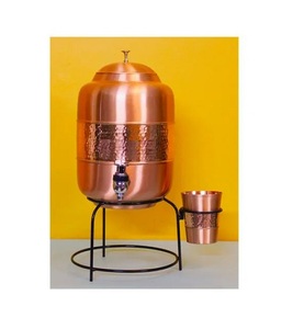 Distributeur d'eau en cuivre martelé élégant avec couvercle et support de base pour une décoration de cuisine élégante et des bienfaits ayurvédiques pour la santé - Product Image 2
