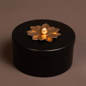 Caja de Almacenamiento Decorativa Redonda Blanca y Negra con Tapa Floral Dorada, Contenedor de Lujo para Baratijas y Regalos para Decoración del Hogar - Product Image 1