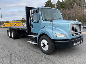 Camion plateau à deux essieux M2 112 de 2019 avec 410 CV, boîte de vitesses automatique à 10 rapports, fiable pour la construction et le transport commercial - Product Image 4
