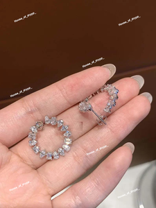 Boucles d'oreilles créoles en moissanite argentée avec diamants, design luxueux et scintillant, coupe mixte, élégantes pour tous les jours, cadeau pour femme - Product Image 2