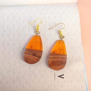 Boucles d'oreilles pendantes en bois et résine fabriquées à la main pour femmes bijoux Boho Chic légers idéaux pour les occasions décontractées et formelles - Product Image 1