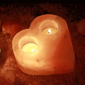 Lampe de sel de l'Himalaya en forme de double cœur sculpté en matériau organique rose, porte-bougie chauffe-plat à deux trous, vente en gros - Product Image 3