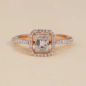 แหวนหมั้นเพชรทรงเอเมอรัลด์คัท ประดับเพชรทรงบาแกตต์และทรงกลม LR1066 - Product Image 2