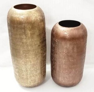 Lot de 2 mini vases marteau en métal faits à la main par Acube Industries-Bougeoirs et lanternes élégants pour la décoration intérieure - Product Image 1
