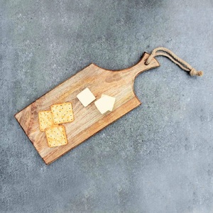 Planche à découper longue avec corde de suspension, surface épaisse et lisse, idéale pour couper, servir et pour un style de cuisine rustique - Product Image 2