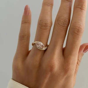 Bague de fiançailles Rapture avec diamant rose fantaisie de laboratoire de forme marquise 1,60 carats et pavé de diamants - Product Image 2