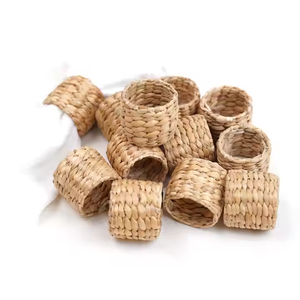 Anneaux de serviette modernes, serviettes de table blanches, ensembles de couverts avec option de logo, 2025 disponibles en or sont des fournitures d'hôtel parfaites." - Product Image 5