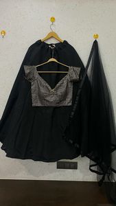 Top corto de fiesta de seda tapeta negra lehenga - Product Image 5