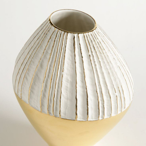 Vase à fleurs en aluminium plaqué or au dernier design, parfait pour la décoration intérieure, les mariages et la présentation de la vaisselle. - Product Image 3