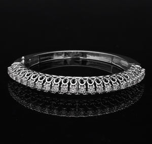 Bracelet pour femme élégant en or jaune 14 carats avec diamants naturels sertis à griffes, plaqué rhodium, symétrique et unique - Product Image 1