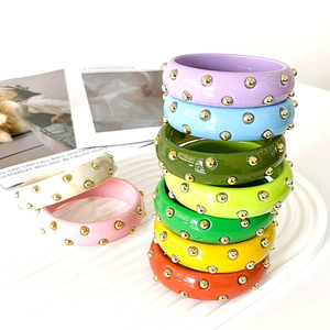 Brazalete Moderno Hecho a Mano con Cuentas de Oro y Resina - Product Image 6
