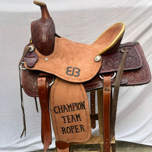 Ensemble de selle western en cuir haut de gamme avec motif Barrel Racing et arceau en bois |   Ensemble de fixation sans clou pour équipement d'équitation en acier inoxydable, façonné à la main - Product Image 1