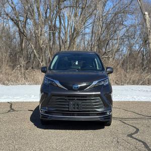 EXCELLENT ÉTAT Toyota Sienna XLE 8 places 2023 - Product Image 1