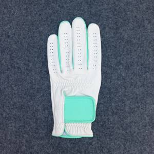 Guante de golf de cuero Cabretta suave de primera calidad Diseño transpirable con correa ajustable y elegantes detalles en verde menta para deportes - Product Image 5