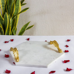 Plateau de service moderne en marbre blanc avec poignées élégantes en feuille d'or pour décoration de mariage, plateau de restauration pour hôtels et restaurants - Product Image 5