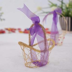 La structure élégante de ce panier en métal rehausse l'attrait visuel des fruits colorés, ce qui rend le cadeau abondant et de qualité supérieure. - Product Image 1