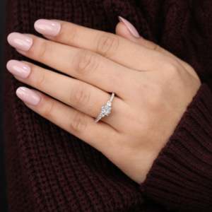 Anillo de Compromiso con Diamante Cultivado en Laboratorio, Corte Redondo, con Tres Piedras en Plata de Ley 925, Claridad VS1 - Product Image 4
