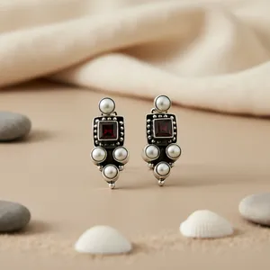 Pendientes de Plata 925 Chapados en Oro Vintage con Perlas y Granate en Forma de Flor para Mujer - Product Image 1
