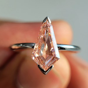 Anillo de compromiso y boda solitario con diamante cultivado en laboratorio, corte cometa, color rosa melocotón, certificado por IGI, en oro blanco/rosa y amarillo de 14 quilates. - Product Image 3
