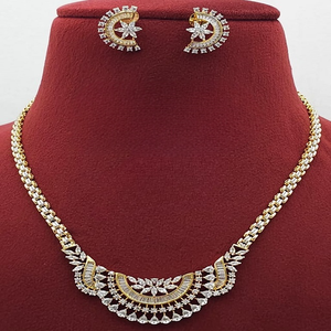 Ensemble de pendentifs de créateur finition or blanc pour femmes, parfait pour les mariages, les fiançailles, les tenues de soirée, les cadeaux, les tenues minimalistes et décontractées - Product Image 1