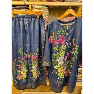 Ensemble coordonné numérique Fusion pour femme : Haut chic bohème en mousseline bleue à fleurs, manches trois-quarts, coupe ample et respirante, style moderne - Product Image 1