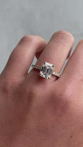 Anillos de boda de lujo de diamante solitario de corte esmeralda cultivado en laboratorio de oro puro de 18K, 4 garras, anillos de compromiso de Halo, fiestas clásicas OEM IGI - Product Image 3