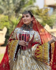 Robe de mariée traditionnelle afghane pour femmes couleur unie à manches longues Design Kuchi antique avec bouton naturel et détail en dentelle - Product Image 4