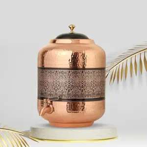 Distributeur d'eau en cuivre fait main de la meilleure qualité avec réservoir de stockage d'eau potable ayurvédique pour un usage quotidien à la maison, disponible à la vente - Product Image 2